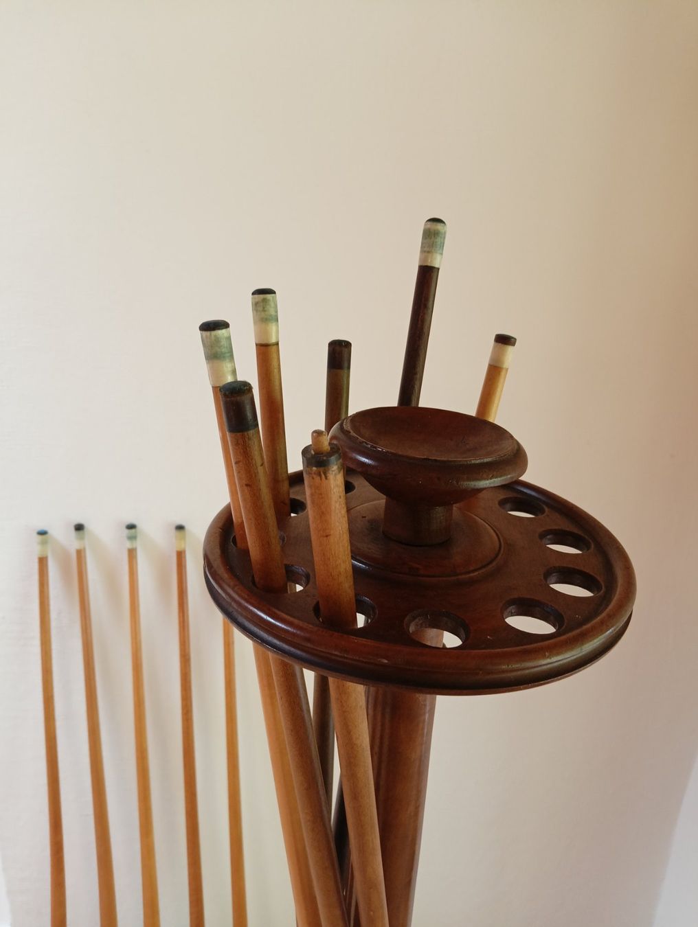 Tavoli da biliardo: Billiard Ständer mit Queues - Vintage – Usato da Lumino venduto da Happy4Happy 4