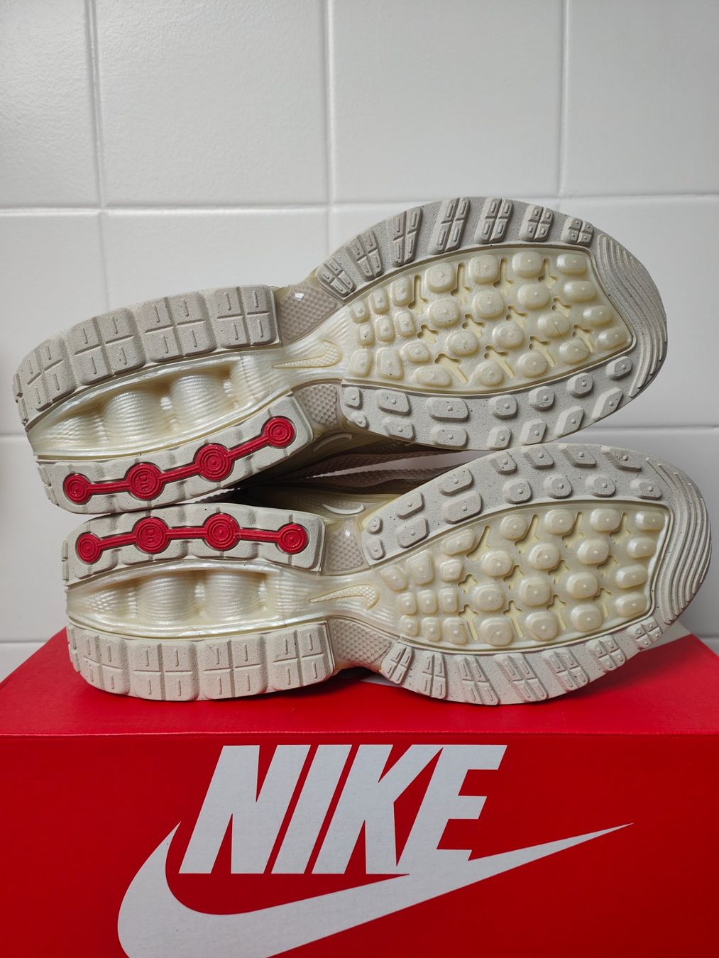 Nike Chaussures hommes: Nike Air Max DN – Neuf avec emballage d'origine à Fleurier par dav_xx8y 5
