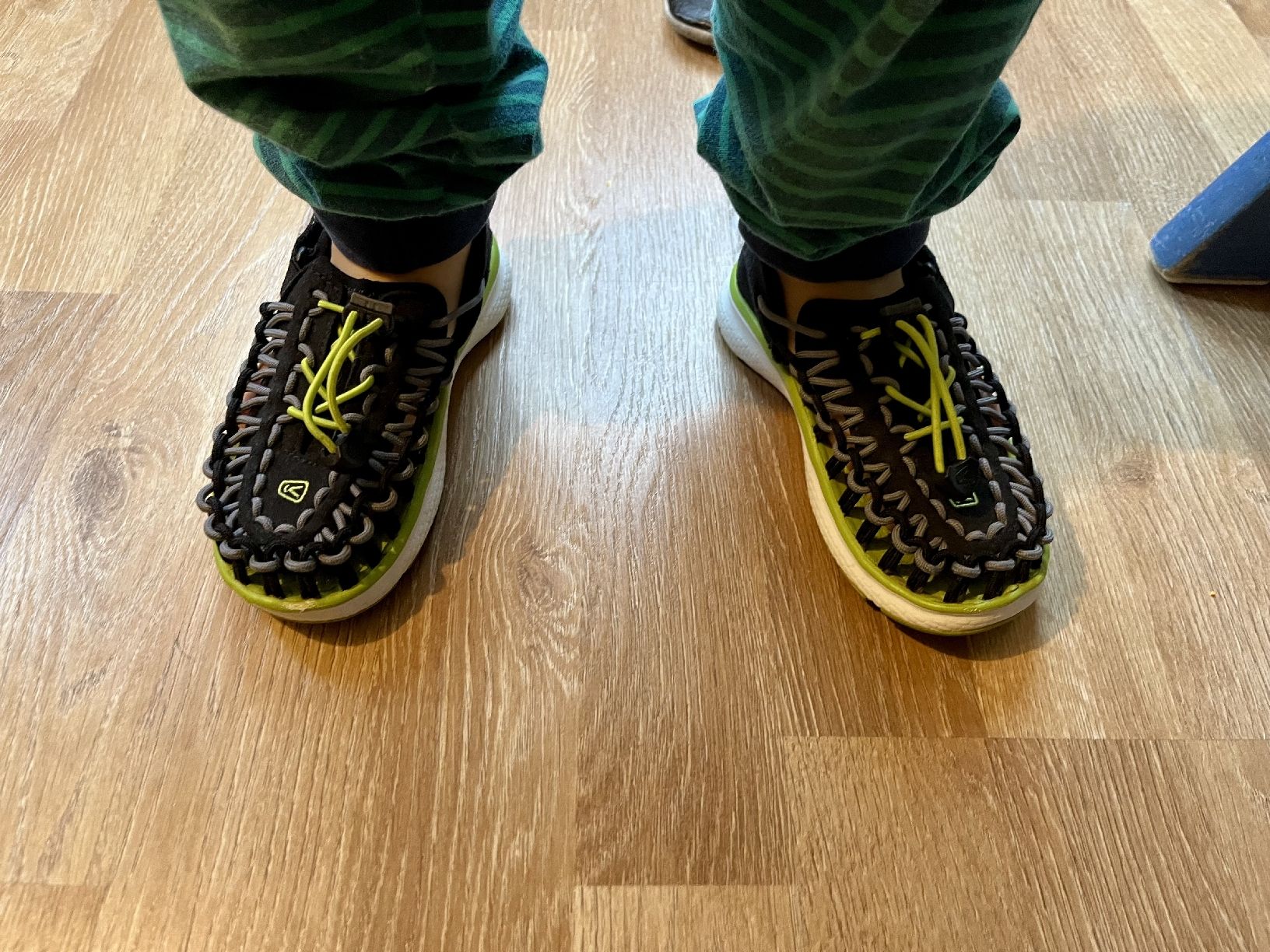 Keen Scarpe da uomo: Schöne Schuhe Keen Kinder 27 + espadrillas – Usato da Basel venduto da nin_p9w6