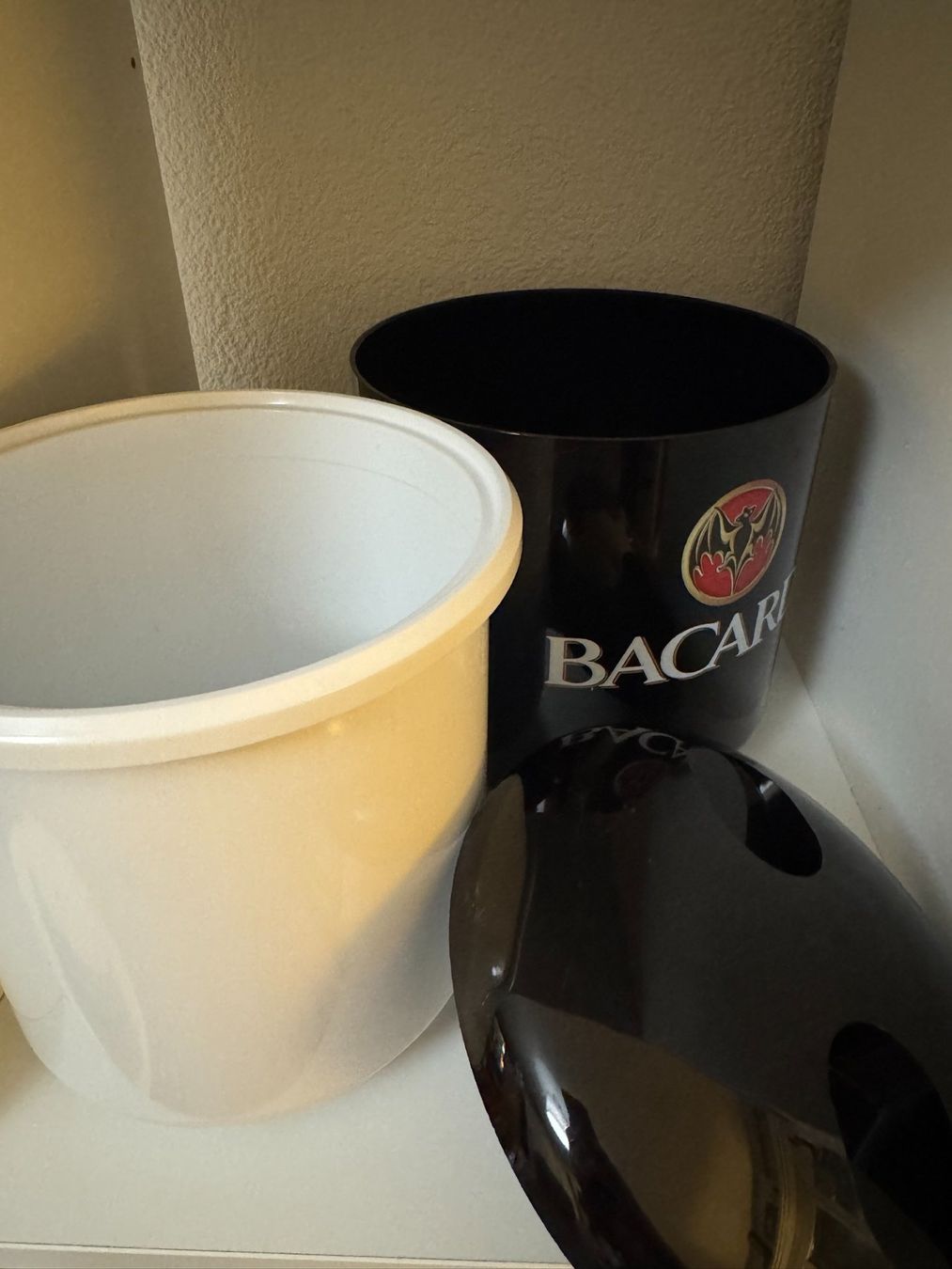 Contenitori & Simili: Bacardi Eiswürfelbehälter mit Deckel (Eiskübel) – Usato da Zuchwil venduto da HowieBowie 2