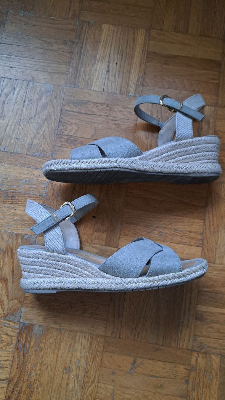Tamaris Chaussures femmes: Sandales Tamaris compensées gris clair taille 38 – D'occasion à Carouge GE par ech_w6tr 1