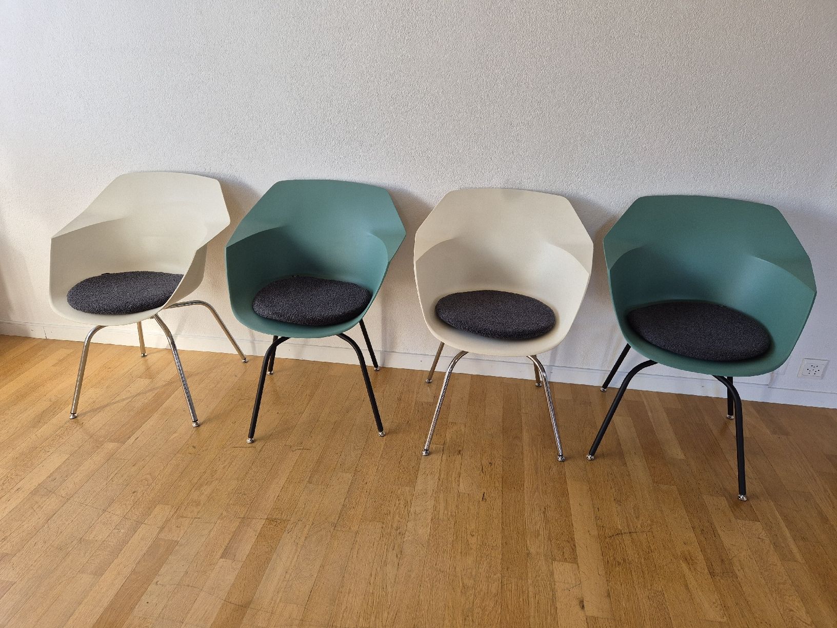 Pfister Chaises: Schalenstühle – D'occasion à Wimmis par LiquidFrog