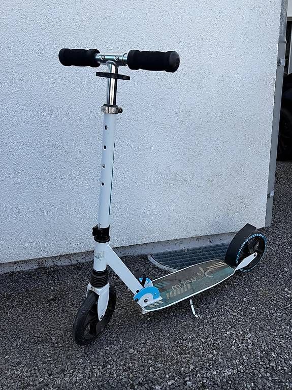 Kickboard: Muuwmi Scooter weiss, klappbar mit Seitenständer – Usato da Widnau venduto da Daniel81