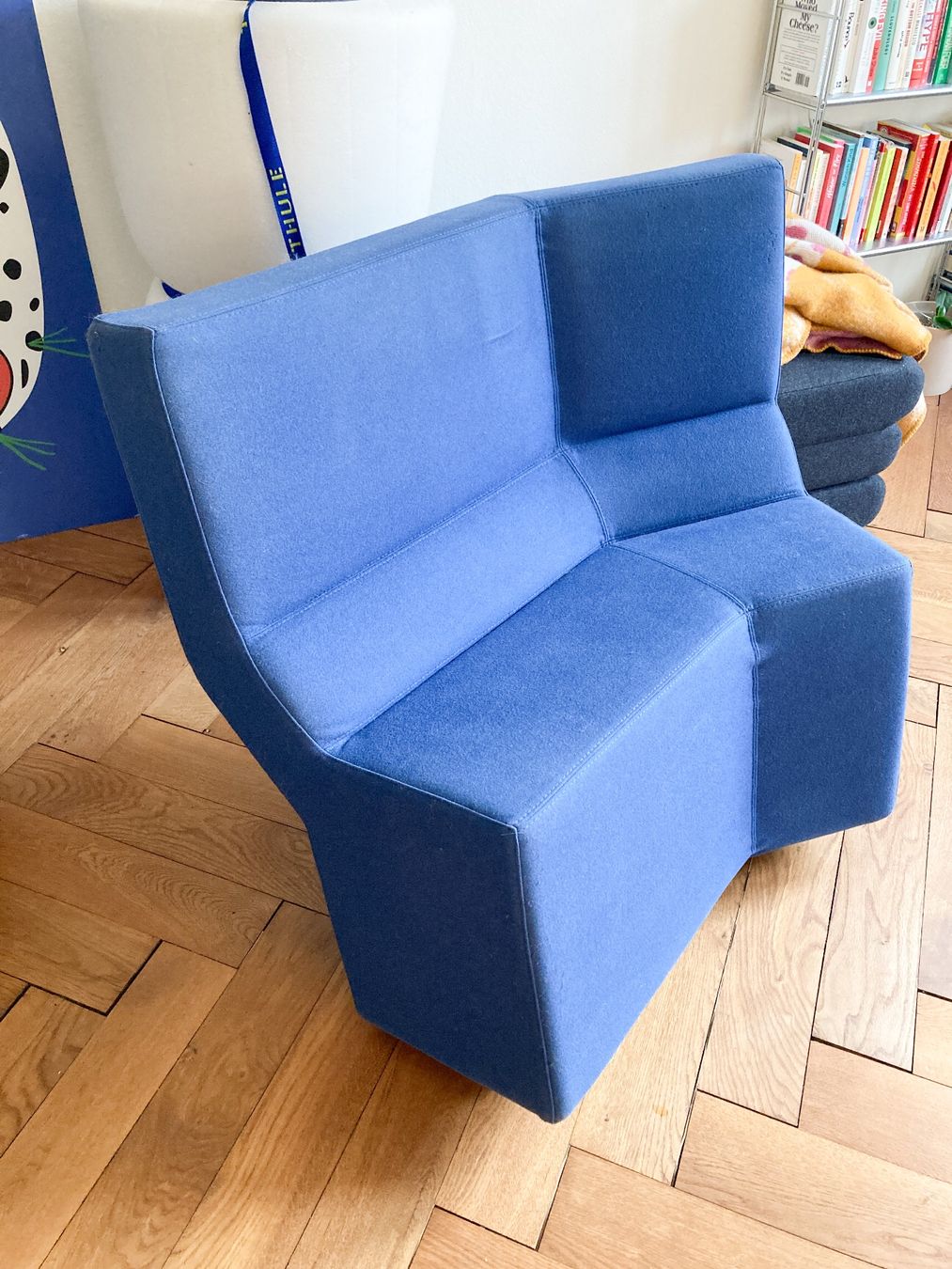 Classicon Poltrone: Classicon Chaos Chair, Konstantin Grcic, dunkelblau – Usato da Basel venduto da Minim