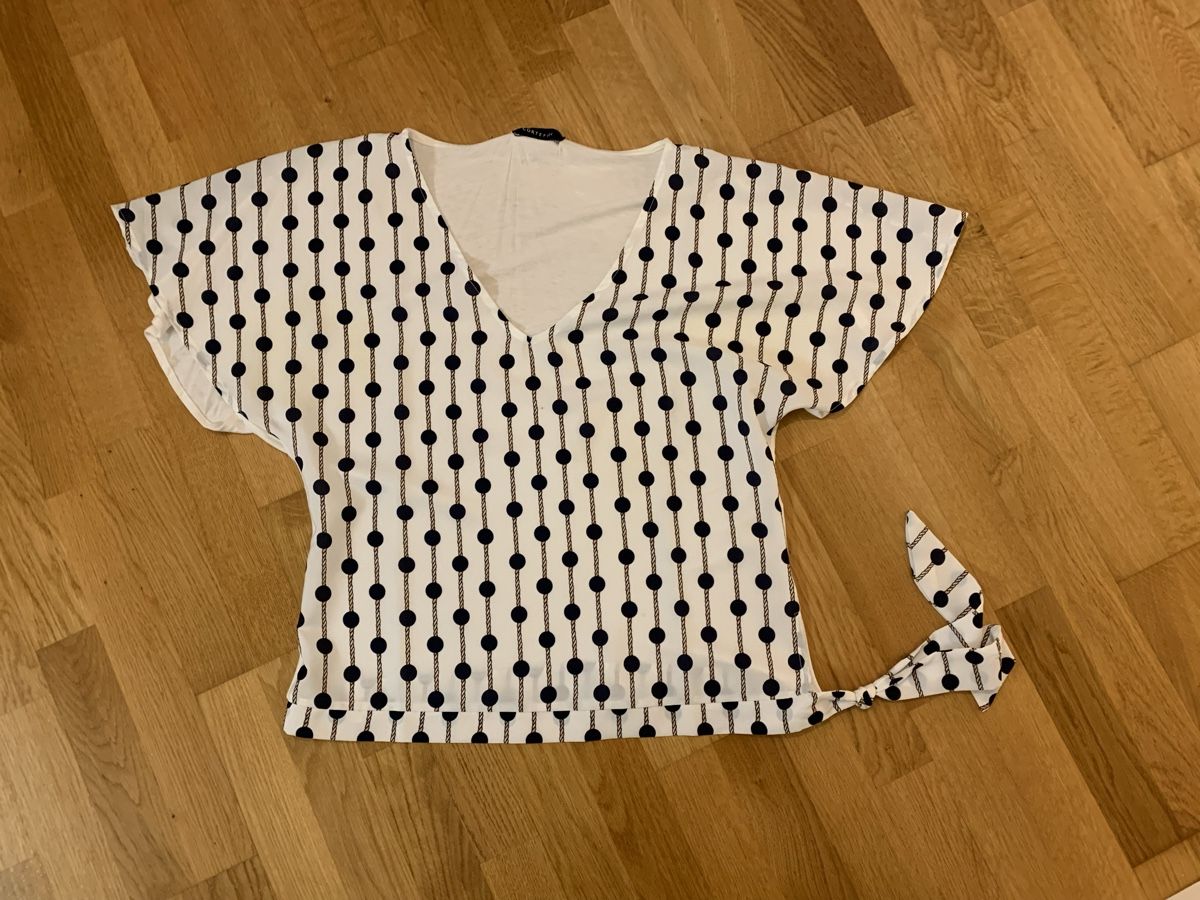 Blusen: Wunderschöner Oberteil Bluse Damen Grösse M/L – Gebraucht aus Ostermundigen von des_t9vv