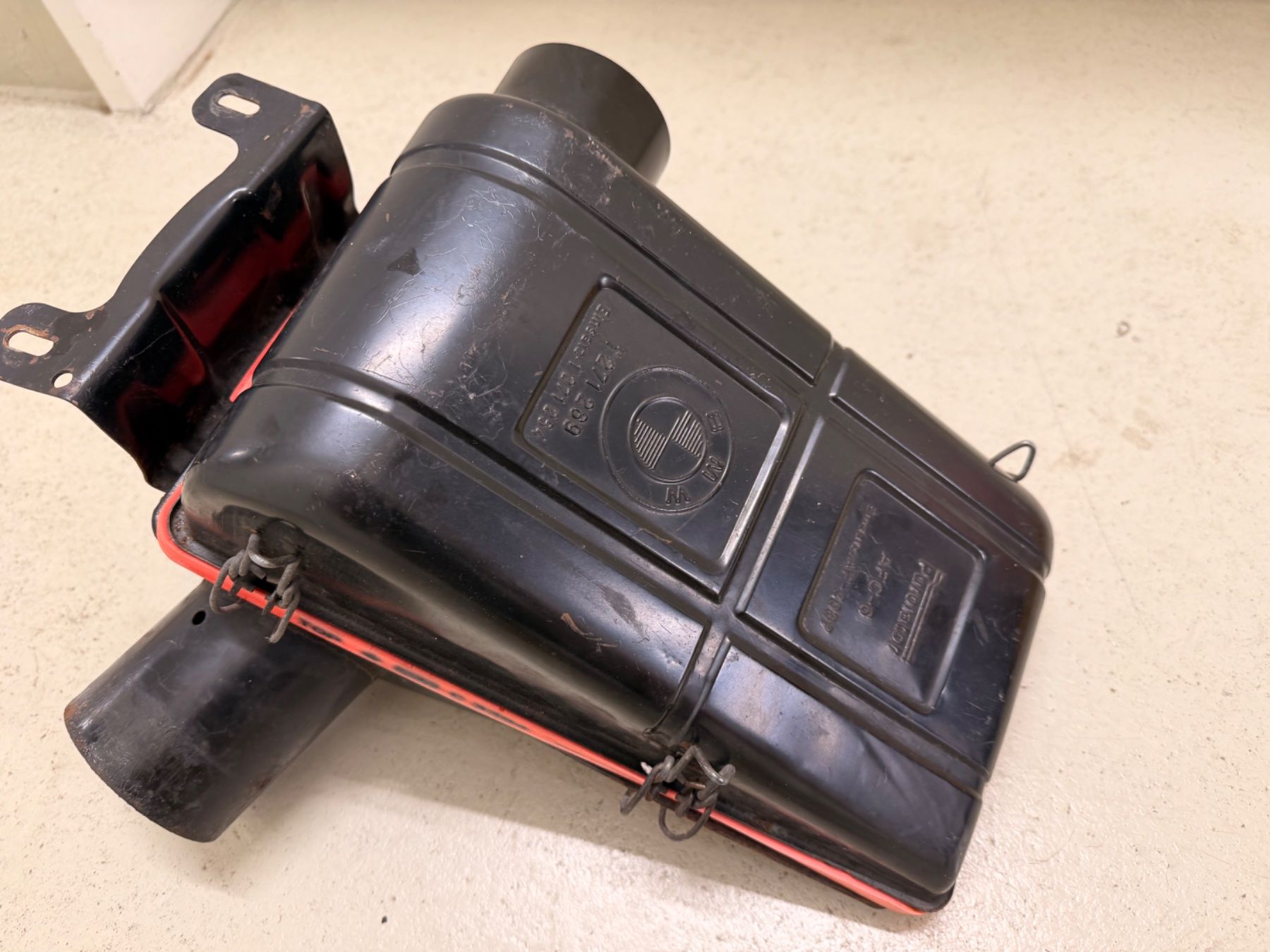 BMW Tutti pezzi di ricambio auto: BMW E28 Luftfilterkasten 2.8/3.5 Motor – Usato da Rüschlikon venduto da am6000