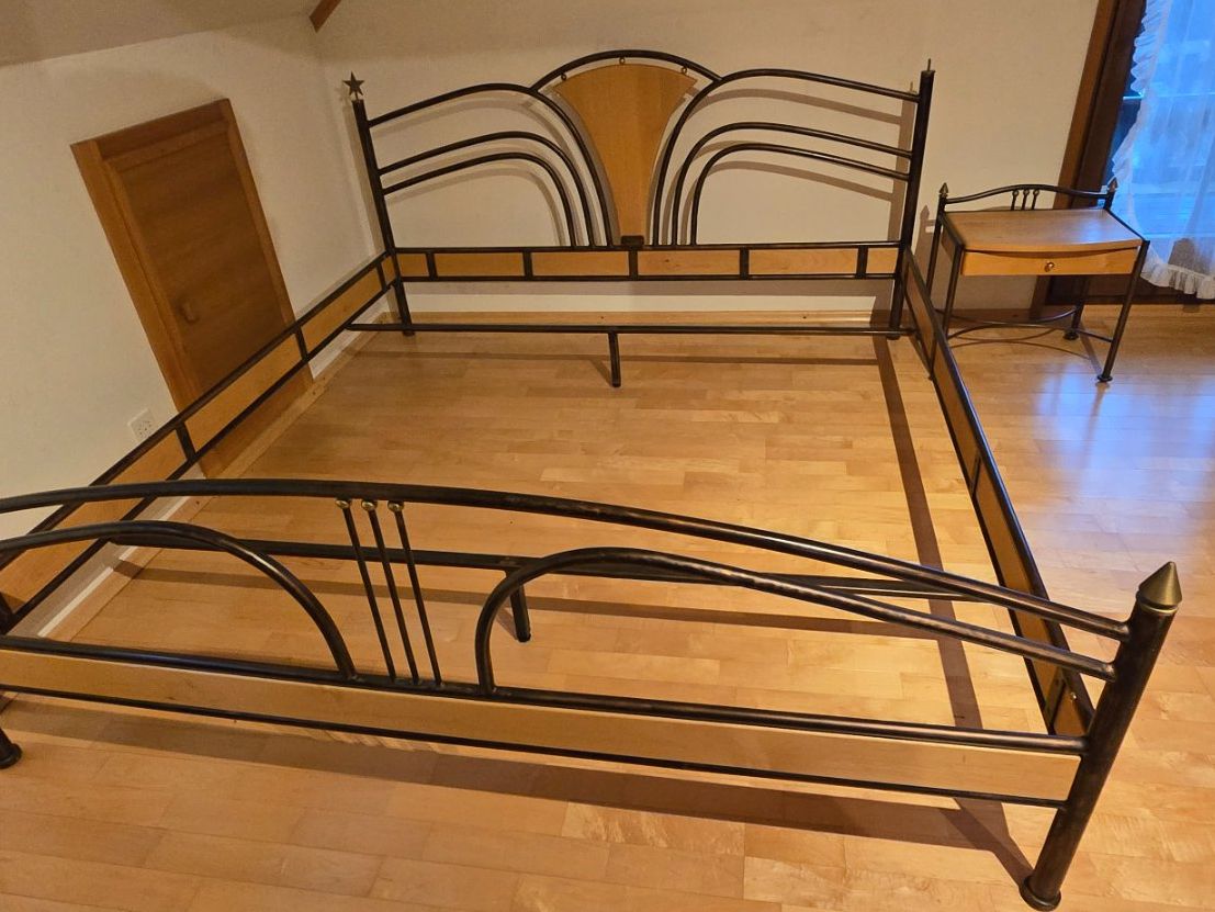 Letti: Edles Metallbett mit 2 Nachttischen, Top Zustand, Abholung! – Usato da Steg im Tösstal venduto da Catone