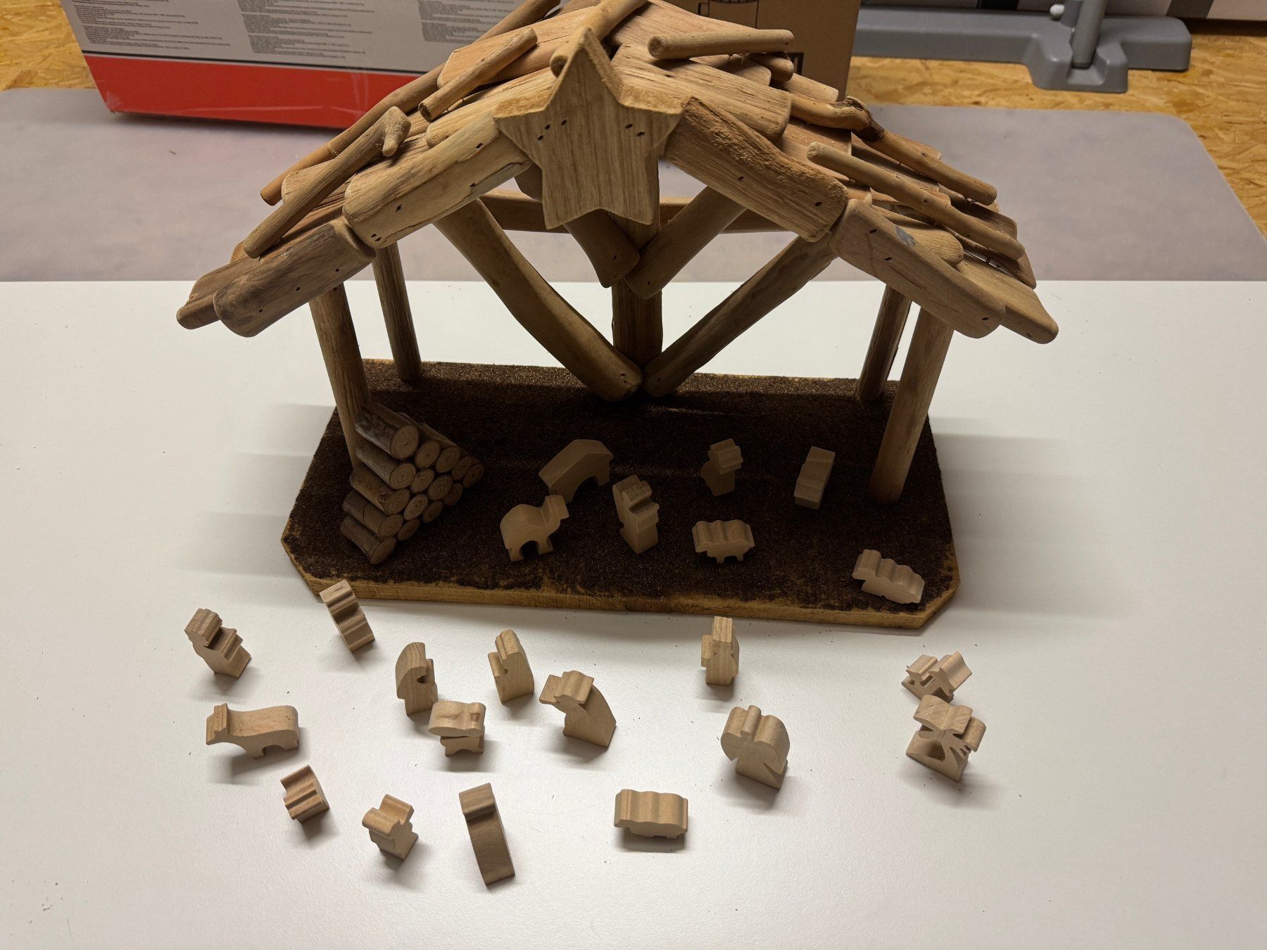 Alle Dekorationen: Krippe mit Figuren aus Holz – Gebraucht aus Wiezikon b. Sirnach von Mobelix