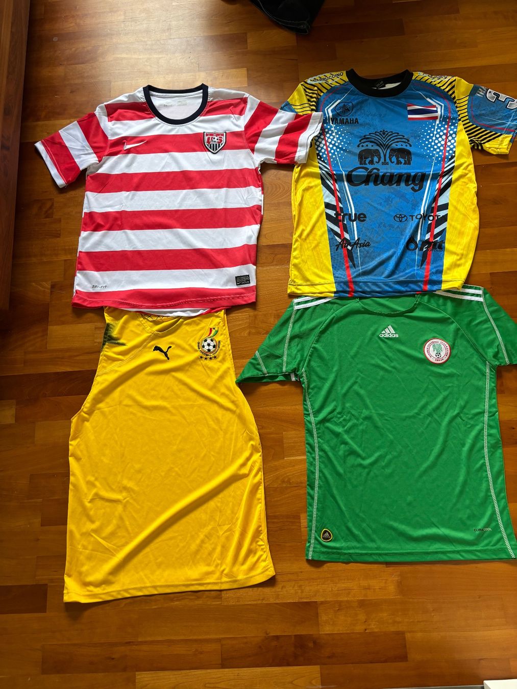 Canottiere & Pantaloni: 4 Fussballtrikots zum Verkleiden oder Feiern – Usato da Gebenstorf venduto da scahapa