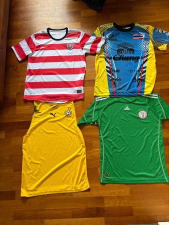 4 Fussballtrikots zum Verkleiden oder Feiern
