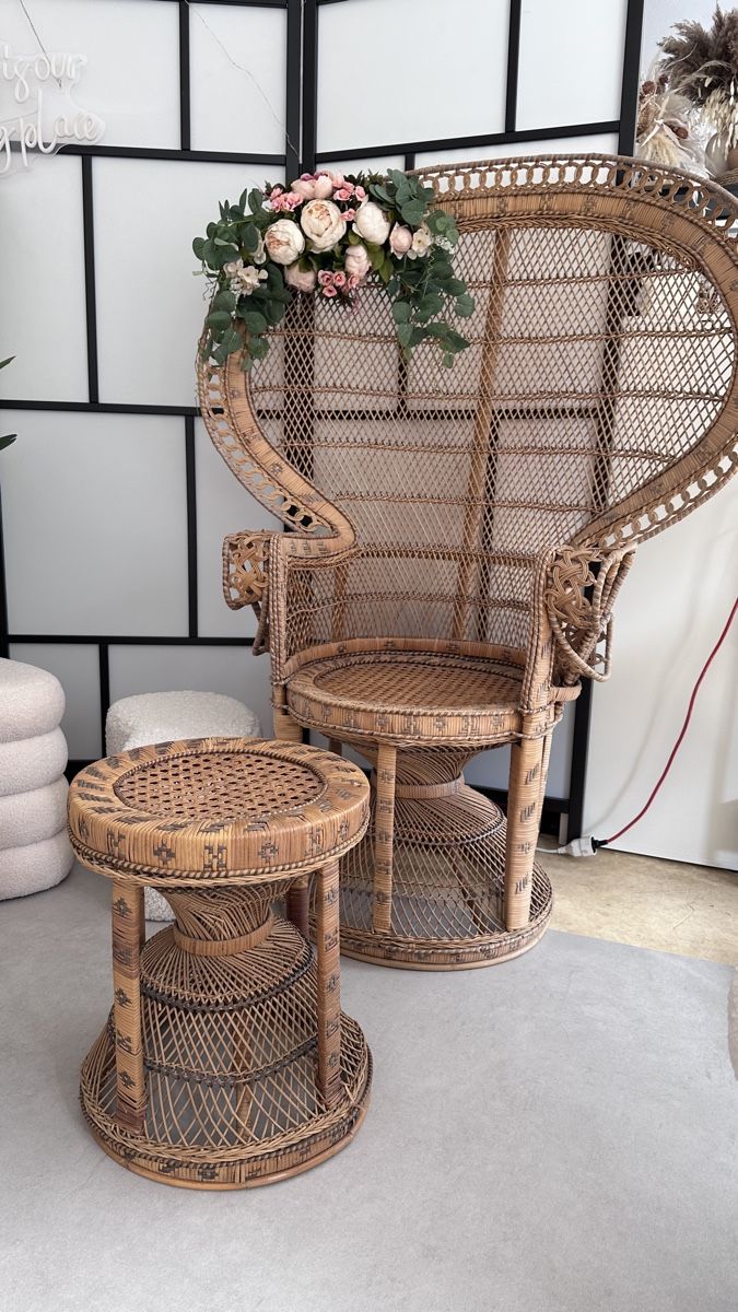 Poltrone: Pfauenstuhl + Tisch/Hocker Rattan Boho – Usato da Glarus venduto da superstars.