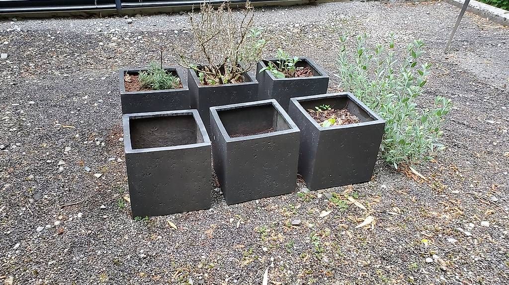 Vasi per fiori: Diverse Pflanzentöpfe Stein Ton – Usato da Küttigen venduto da rijo26 1