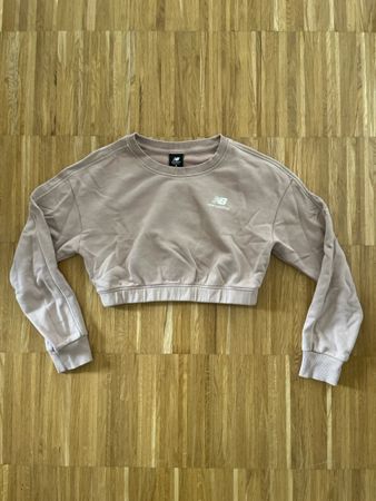 New Balance Cropped Sweatshirt