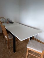 Tisch mit 4 Stühlen