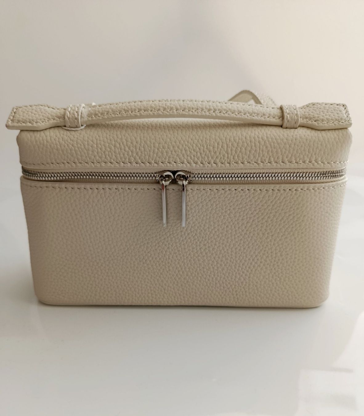 Borse da donna: Mendy Cross-Body Ledertasche Milk – Nuovo e nell'imballaggio originale da Weiach venduto da sim_8s27