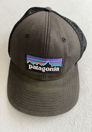 Patagonia P-6 Logo Trucker Cap – Braun/Schwarz – Einheitsgr.