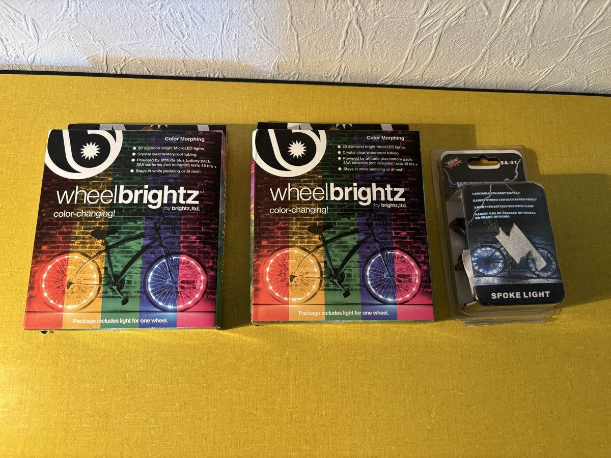 Pièces détachées: 2x Wheelbrightz + 1 anders Speichenlicht – Neuf avec emballage d'origine à Brugg AG par corkycanada