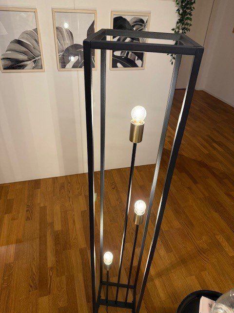 Lampen: Stehlampe schwarz, Metall, 3-flg., E27 – Neu (gemäss Beschreibung) aus Jegenstorf von Ann.ZU