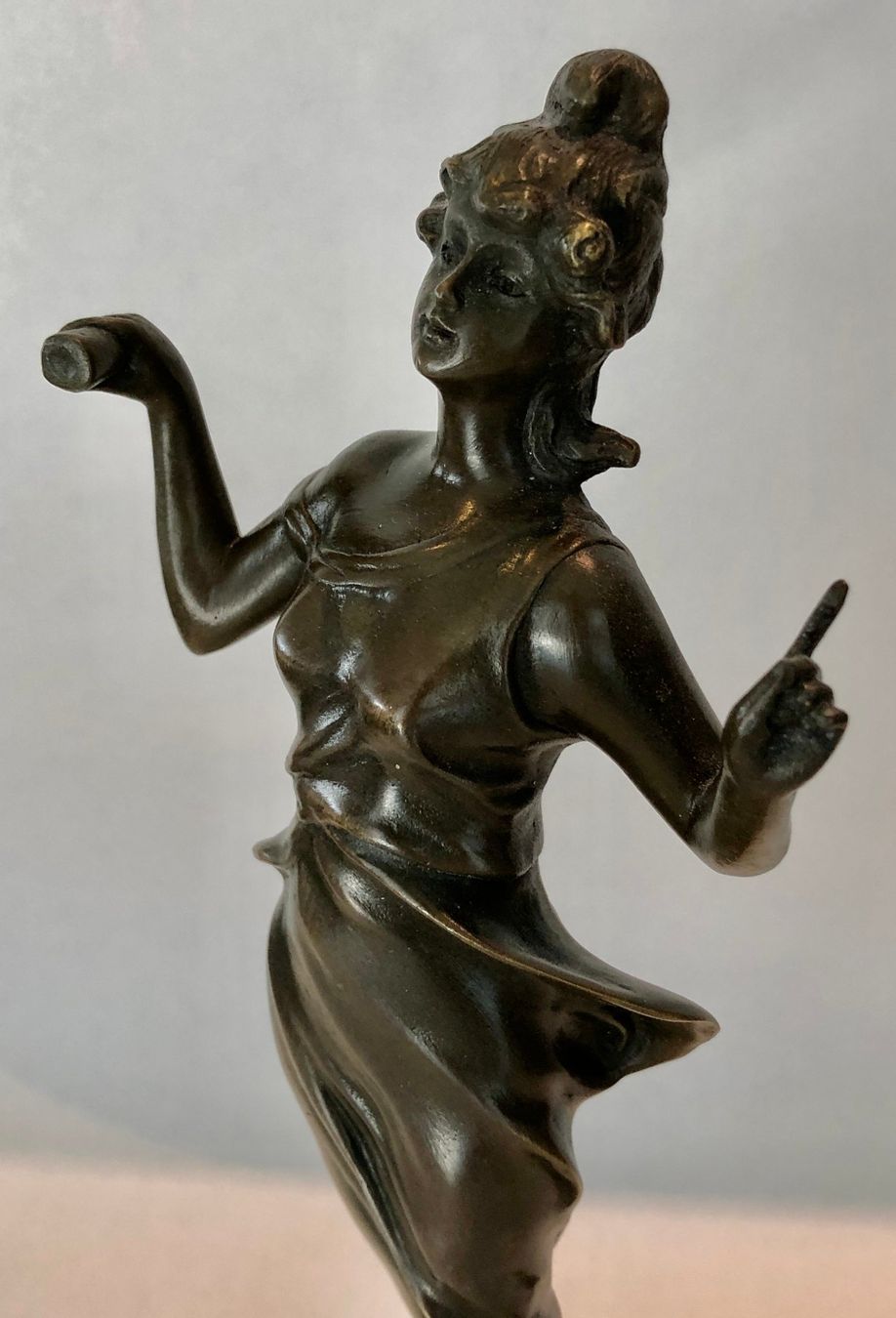 Statuette: Broncefigur Singendes Mädchen mit Mikrofon - Art éco - 30er – Nuovo (secondo la descrizione) da Appenzell venduto da Zimiuno 4