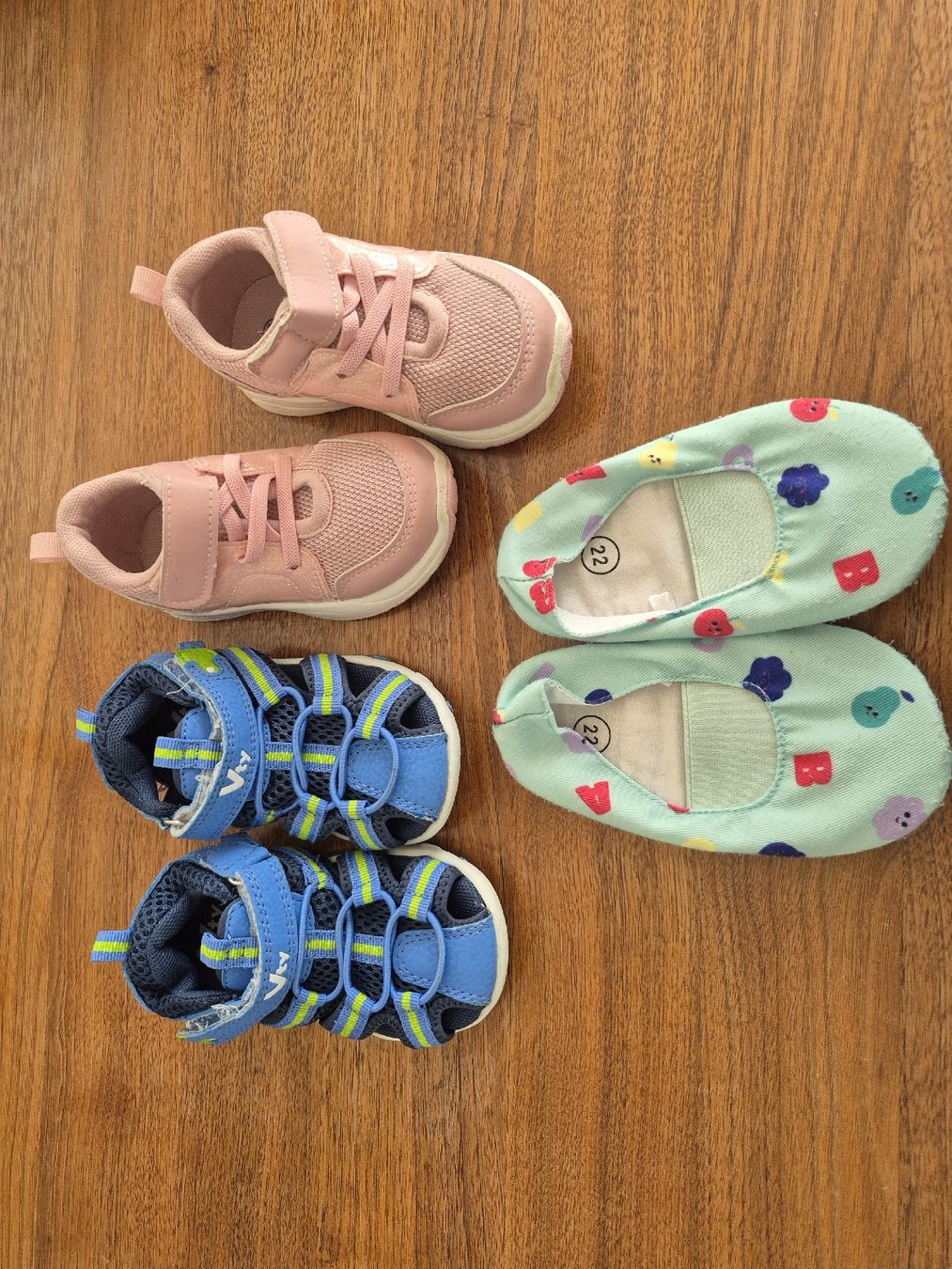 Scarpe per ragazzi: Kinderschuhe Set Grösse 22 – Usato da Visp venduto da Abarth1991