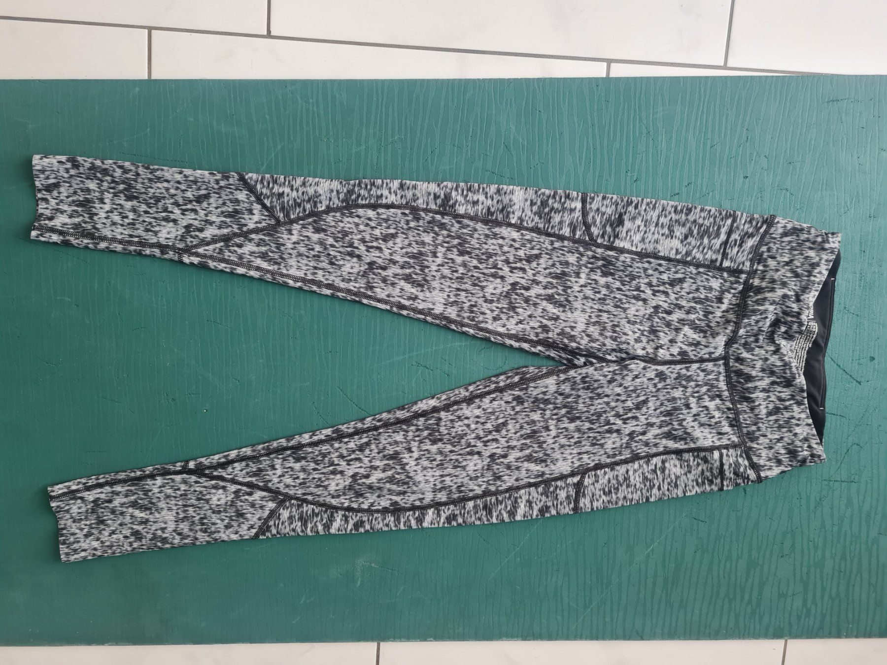 Victoria's Secret Leggings: Victoria secret leggings – Nuovo (secondo la descrizione) da Niedergösgen venduto da topol14 1
