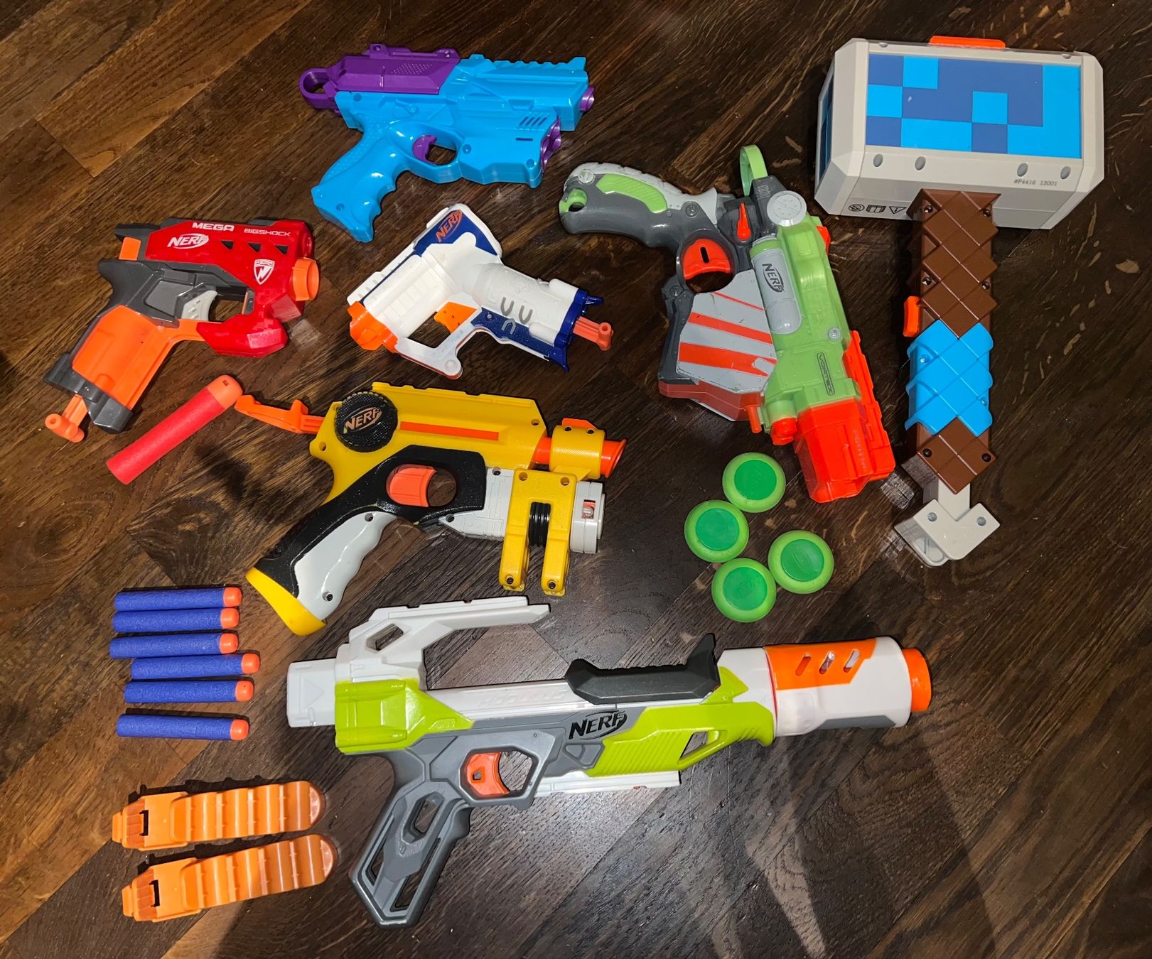 Nerf Giocattoli: Diverse coole Nerf (Minecraft usw) – Usato da Gattikon venduto da Sunshine4.
