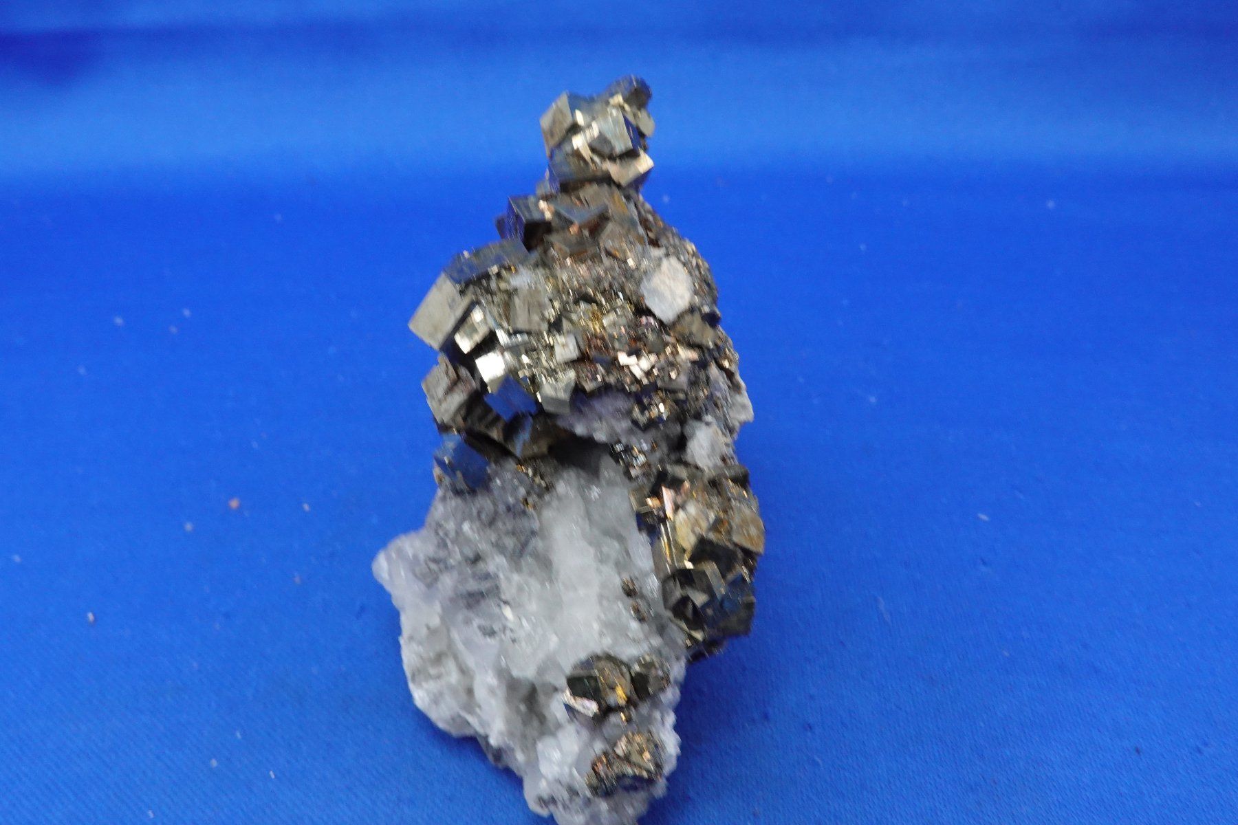 Minerali & Pietre curative: Pyrit auf Calcit (UV) – Usato da Schinznach Bad venduto da Demerald 4
