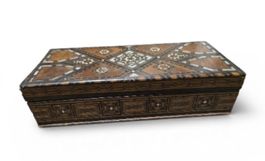 coffret ancien syrien en boit marquetee en nacre