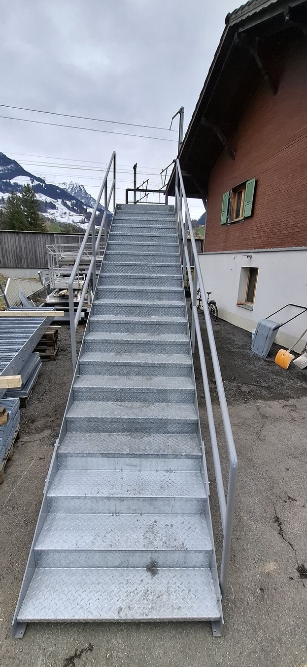 Treppen: Stahltreppe mit Riffelblechtritten und Geländer. – Gebraucht aus Reichenbach i. K. von Wskorpion 1