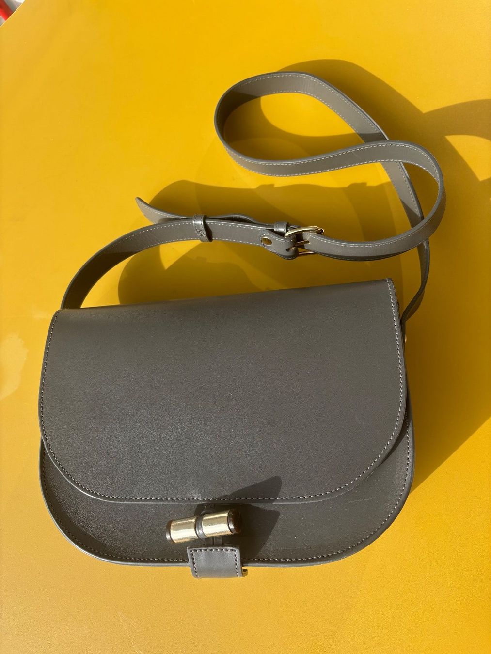Apc Sacs: A.P.C. "JUNE SADDLEBAG" Handtasche in Dunkelgrau – D'occasion à Zürich par missmodernage