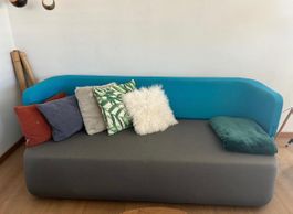Canapé convertible 2 places – Design bleu turquoise / gris –