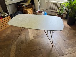 Moderner Couchtisch mit Marmoroptik & goldenen Metallbeinen