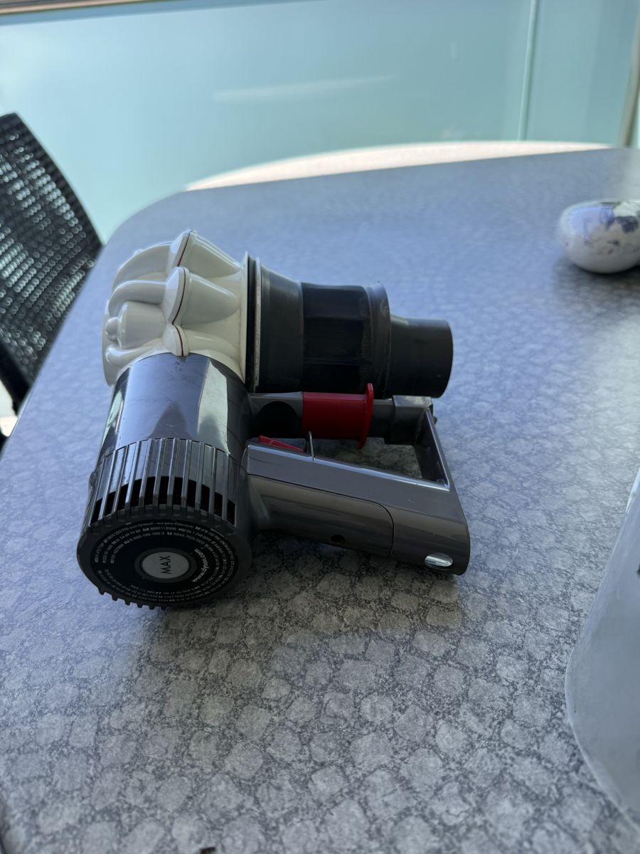 Dyson Staubsauger & Zubehör: Dyson v6 Defekt – Defekt aus Claro von KarinS84