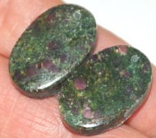 Cabochon Set gelocht L-6825 – 1 Paar Rubin Fuchsit – je ca.
