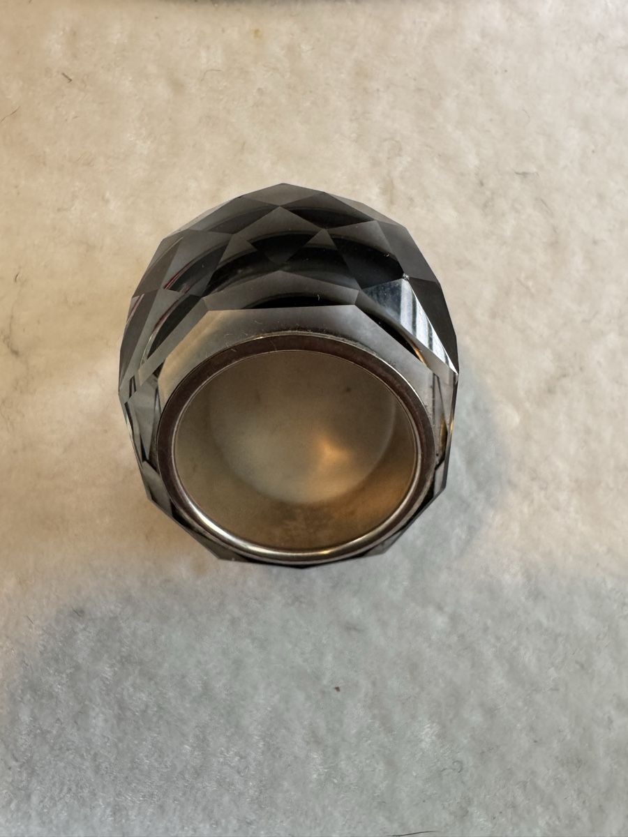 Swarovski Anelli: Schwarzer Swarovski Ring, neuwertig! – Nuovo (secondo la descrizione) da Rapperswil SG venduto da LR07