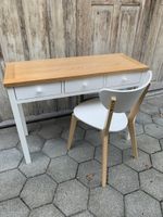 Beistelltisch mit Stuhl