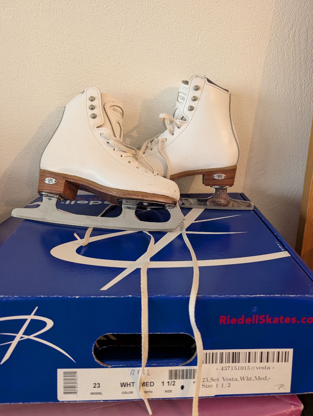 Pattini da ghiaccio: Riedell Stride  size  1 1/2 (eu 32) with Eclipse blades – Usato da Pfäffikon SZ venduto da mar_q95n