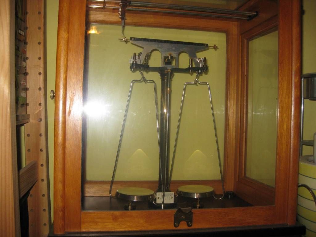 Waagen und Gewichte: Balance d'analyse ancienne avec poids, – Gebraucht aus Yverdon-les-Bains von Layla5919 1