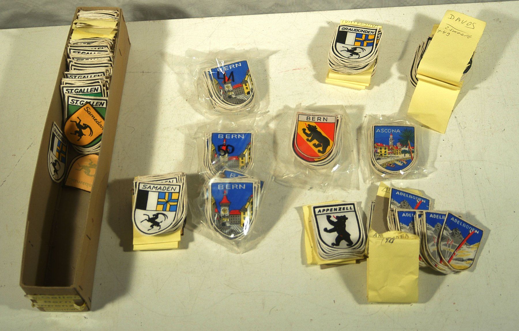 Placchette & Badge: Grosse Sammlung Kantonswappen Schweiz aus Stoff – Usato da Herisau venduto da Wisen