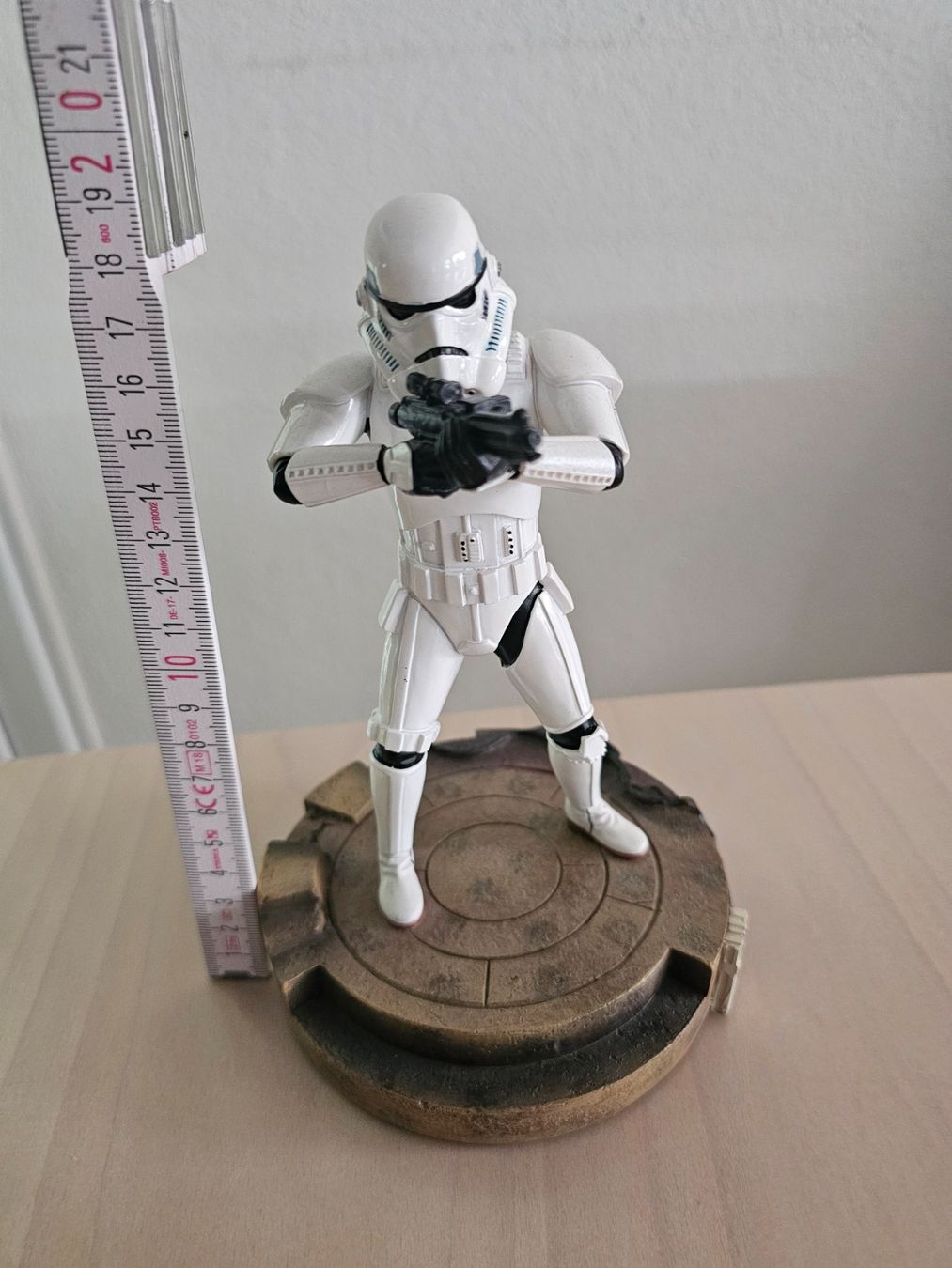 Star Wars Figurines: Star Wars Stormtrooper Figur mit Sockel 20cm – D'occasion à Ehrendingen par flo_7z8d