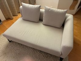 Kleines Ecksofa mit zwei Kissen, hellgrau,sehr guter Zustand