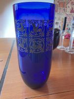 Vase bleu vintage avec motifs dorés médiévaux - chic!