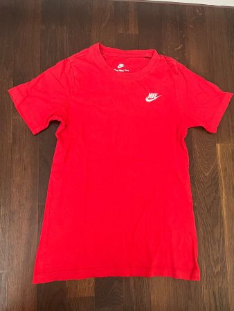 Nike T-Shirt Grösse 147 - 152, rot