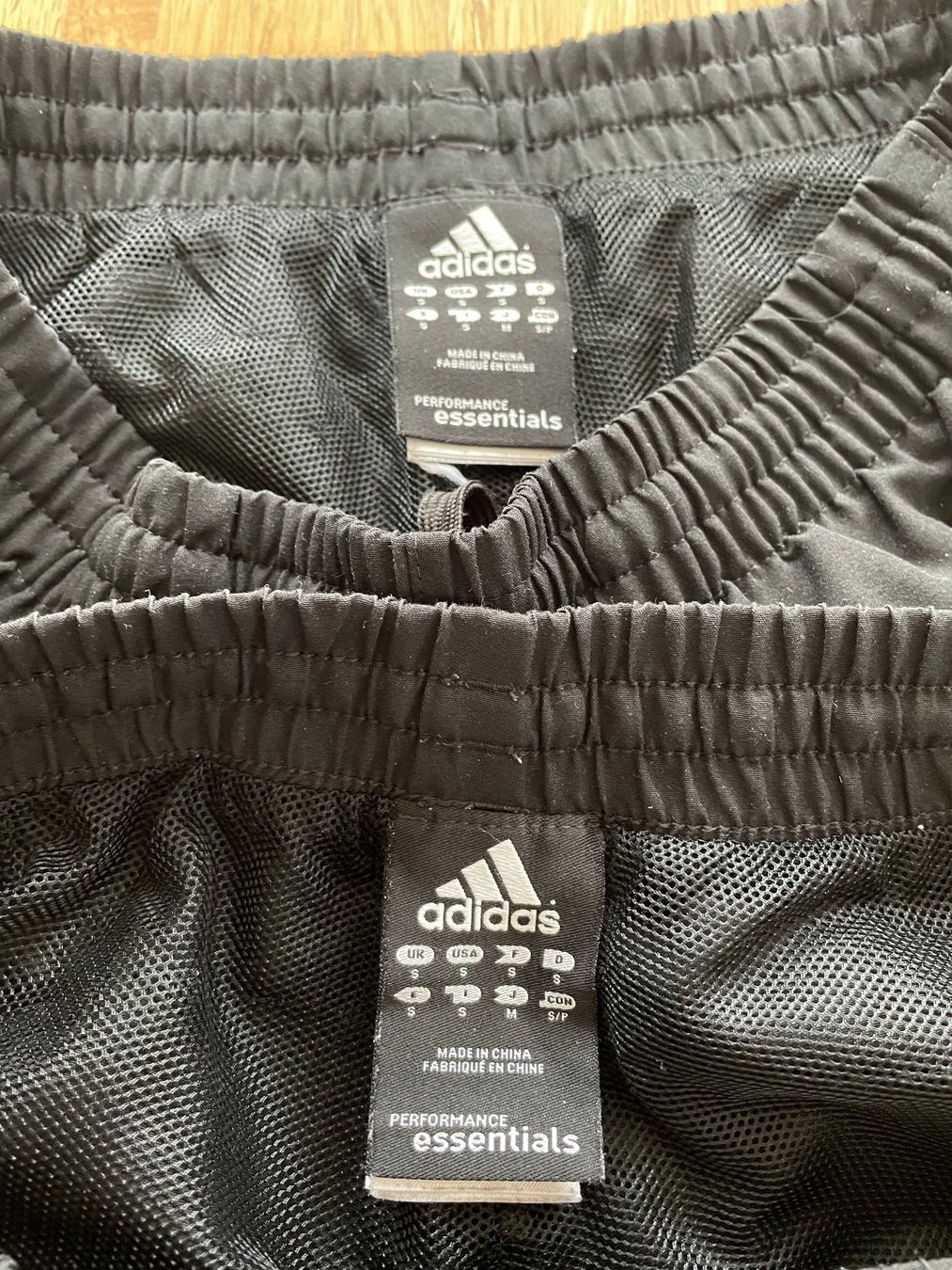 Adidas Pantaloni: Kurze Adidas-Sporthose, Gr. S – Usato da Jona venduto da Tr3s 2
