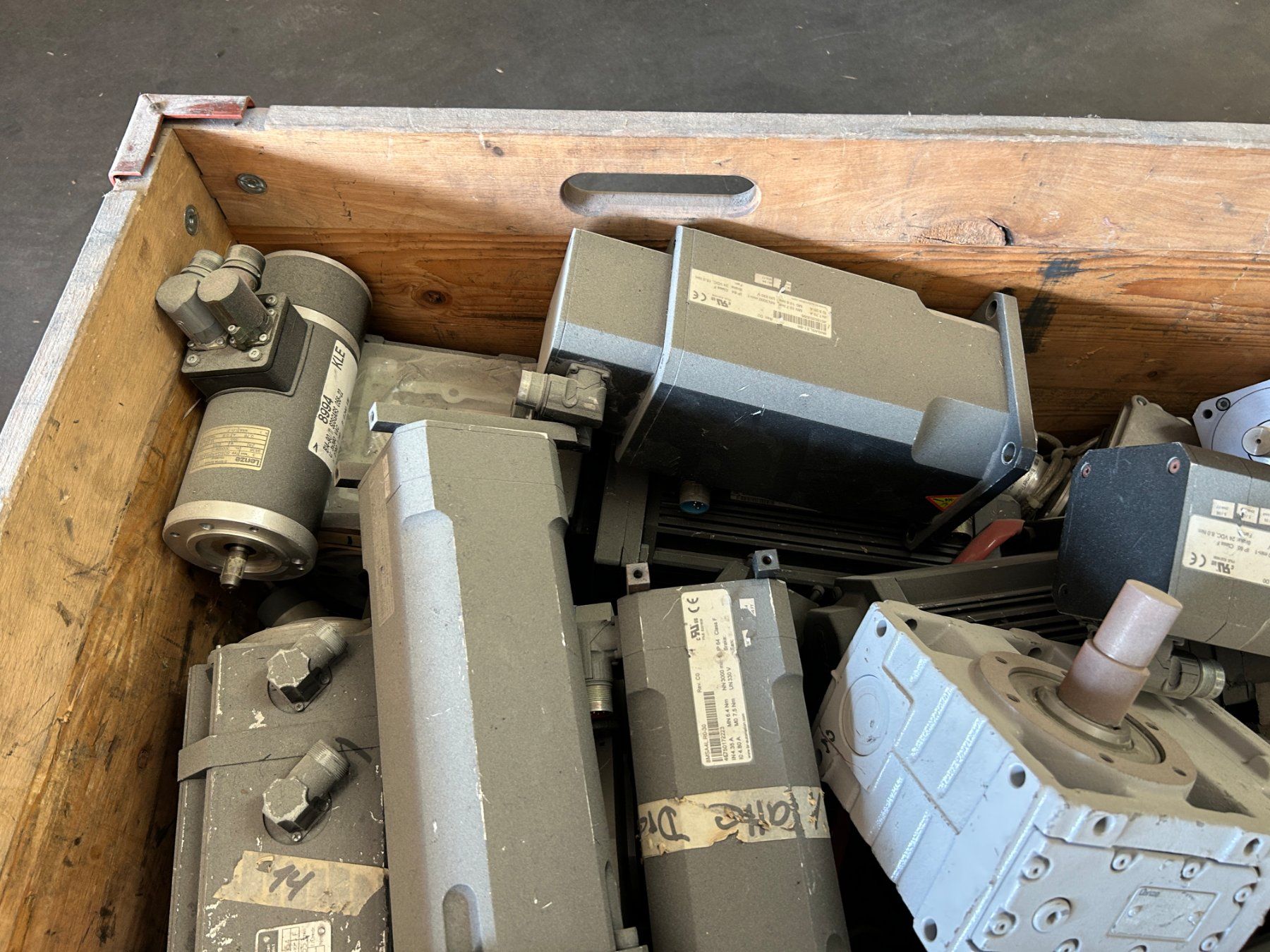 Moteurs: Grosser Posten Elektro- Getriebe Motore – D'occasion à Zofingen par Maschinenfabrik 1