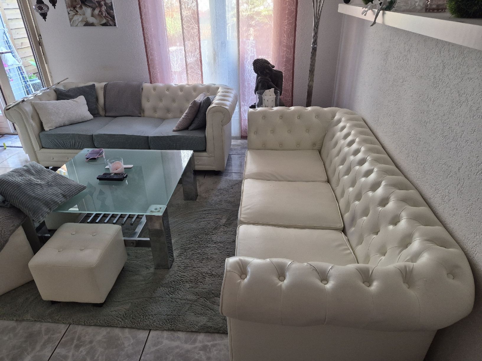 Sofas: 2x Chesterfield-lock Sofa creme Lederoptik 3 Sitzer – Gebraucht aus Selzach von Paradiso89 2