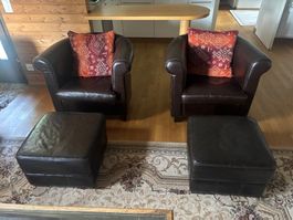 2 hochwertige Ledersessel mit passenden Hockern