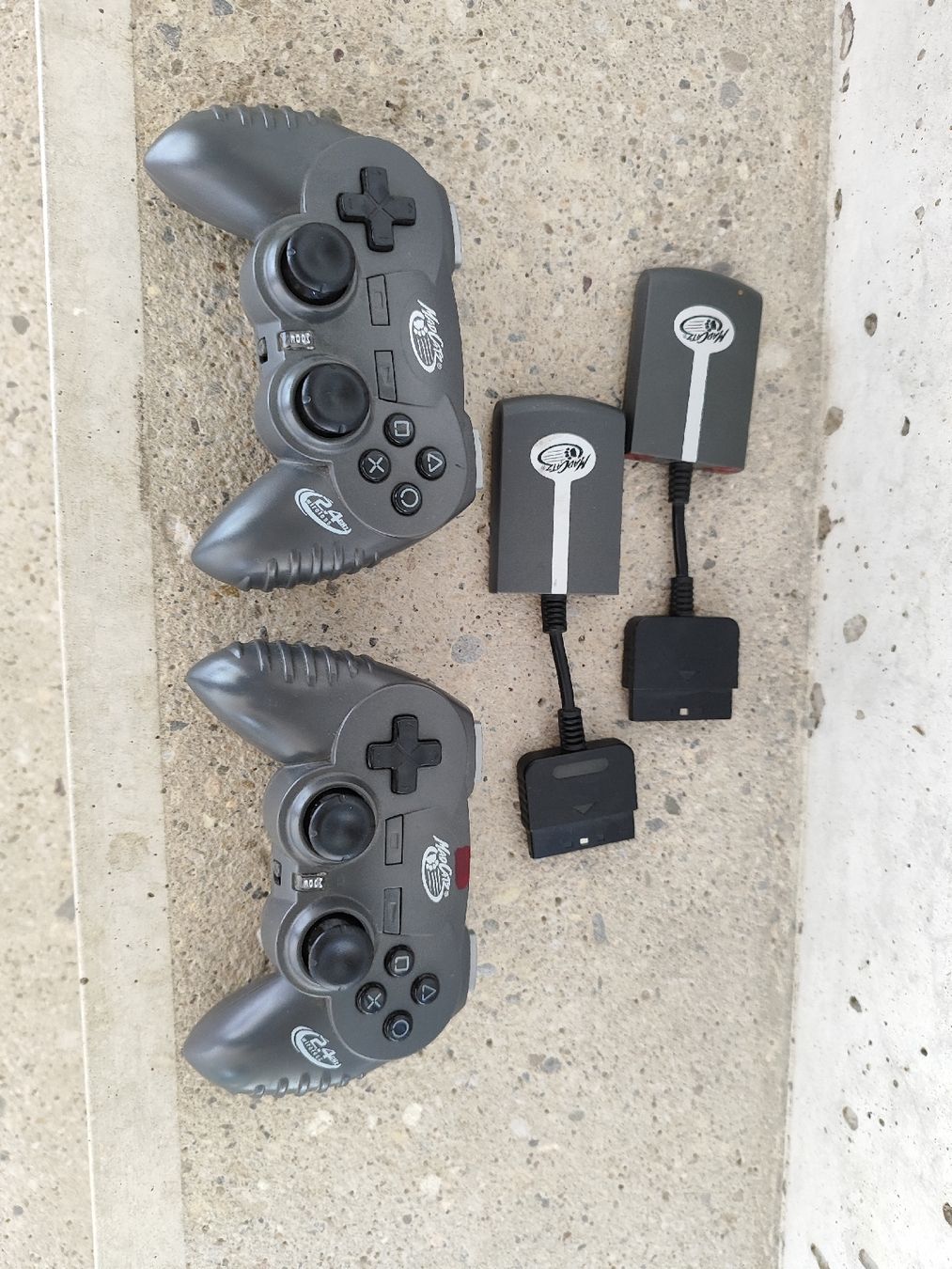 Controller: Mad Catz Wireless Controller PS2 Set 2 Stück grau untested – Difettoso da Mülligen venduto da vagos85