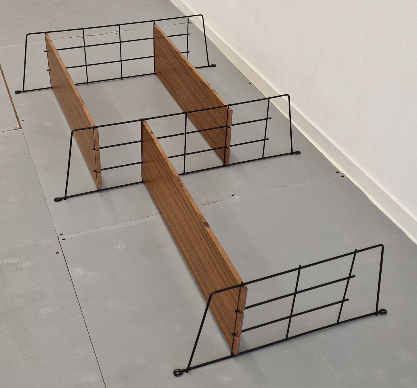 Scaffali: MCM Vintage Design, 2x Stringregal, Metall, HDF, 1960er – Usato da St. Gallen venduto da chambredirecte 5