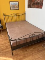 Bett mit Eisengestell